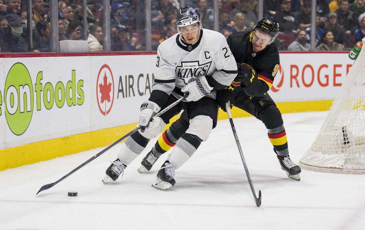 Anže Kopitar Dustin Brown | Dustin Brown je na svoji zadnji tekmi rednega dela v karieri znova nosil črko C. V znak spoštovanja veličastne kariere mu jo je za tekmo v Vancouvru predal Anže Kopitar. | Foto Reuters