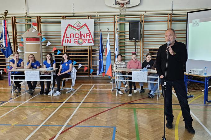 V kako pomembnem planinskem okolišu tekmujejo, je planinski mladeži povedal skriti gost Viki Grošelj, eno največjih imen slovenskega in svetovnega alpinizma. | Foto: Manca Ogrin/PZS