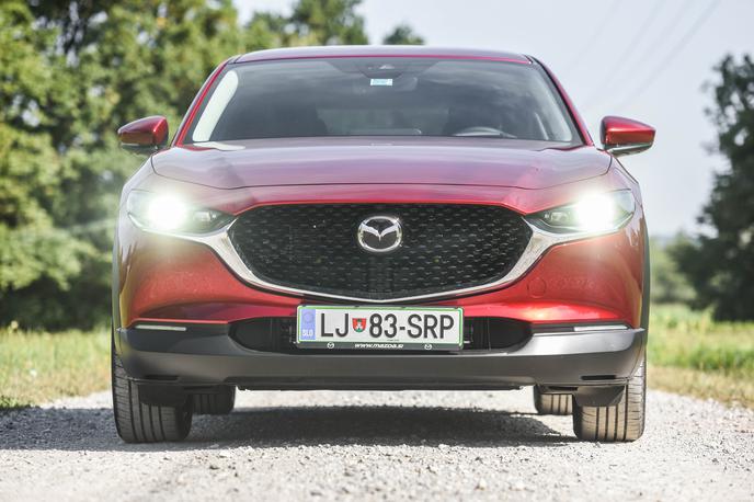 Mazda CX-30 | Mazdin CX-30 je eden lepše oblikovanih športnih terencev pri nas, večina pa se navduševala tudi nad posebno rdečo barvo soul crystal (730 evrov). | Foto Gašper Pirman