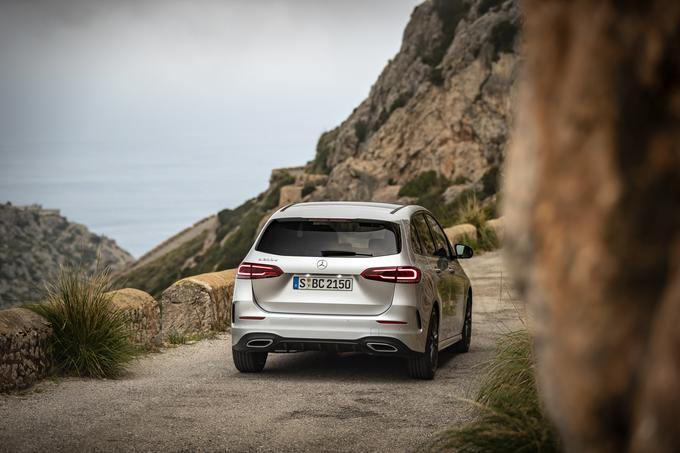 Radarski tempomat od 0 do 210 km/h, do 130 km/h ni nujno odvisen od talnih oznak na cesti. | Foto: Mercedes-Benz