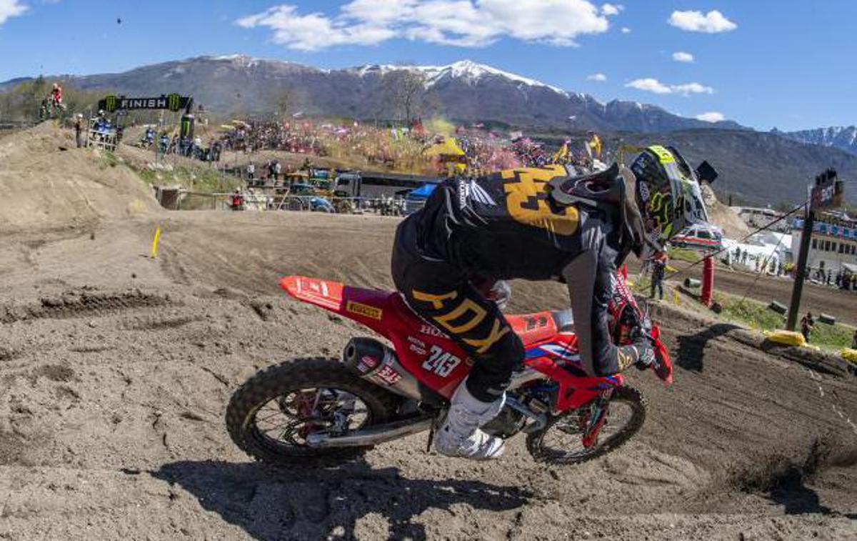 Trentino Tim Gajser zmaga | Tim Gajser in v ozadju v rumen ter rdeč dih zavit slovenski zavoj. | Foto Honda Racing/ShotbyBavo