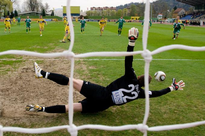 Jan Oblak je pred desetimi leti na večnem derbiju Draganu Jeliću ubranil strel z bele točke. Na tekmi ga je premagal le Rene Mihelič. | Foto: Vid Ponikvar