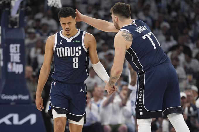 Luka Dončić je spodbujal Josha Greena, ki je naredil nekaj napak. | Foto: Guliverimage