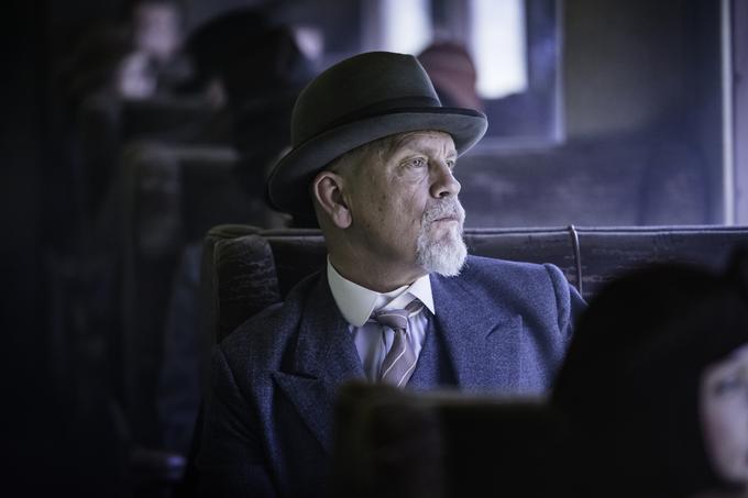 John Malkovich kot Hercule Poirot v miniseriji Umori po abecedi, ki jo boste lahko spremljali na Planetu. | Foto: 