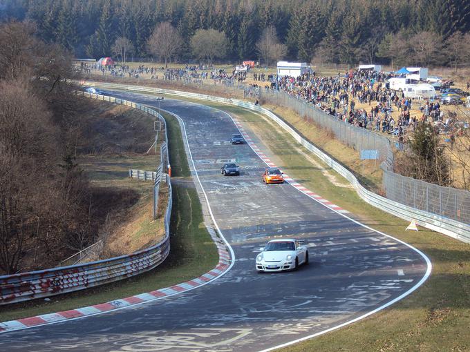 Nordschleife je priljubljena turistična točka za ljubitelje hitrih avtomobilov. En krog med tednom stane 25 evrov. | Foto: Wikipedia