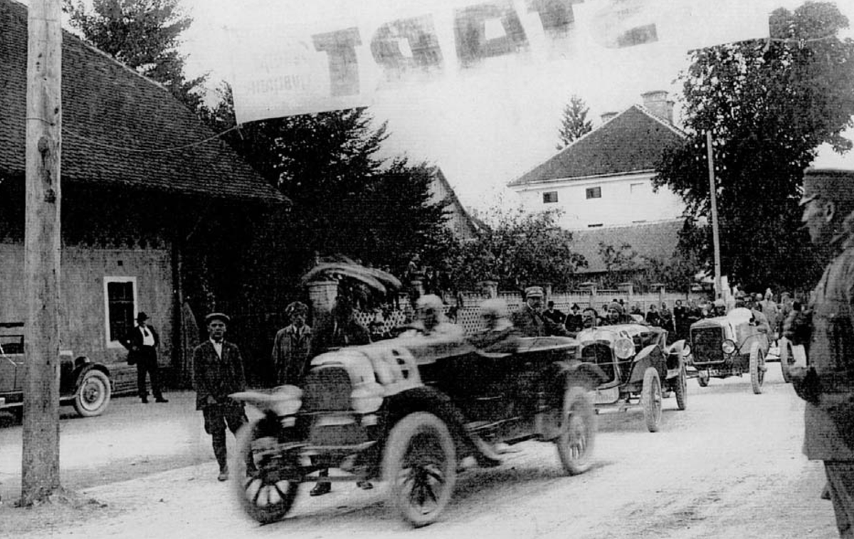 Vrhnika dirka 1924 | Prizorišče gorske dirke po vrhniškem klancu, ki je potekala 24. avgusta leta 1924. | Foto Muzejsko društvo Vrhnika