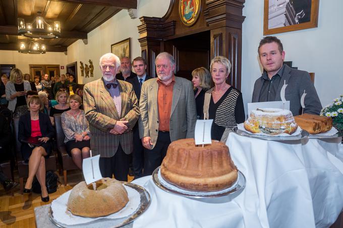 Mitja Meršol (skrajno levo) je vodil dražbo zmagovalnih potic, kot jih je ocenila ocenjevalna komisija (z desne proti levi): Dejan Pavlič, kuharski mojster z Gradu Otočec, Marlena Skvarča, nekdanja profesorica na ljubljanski biotehniški fakulteti, in etnolog Janez Bogataj. | Foto: Martin Metelko