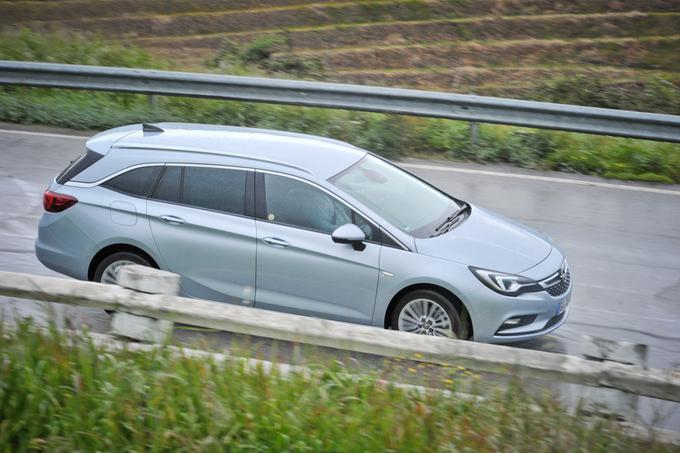 Nova astra sports tourer je vozno res zelo dinamičen avtomobil. Pomembno vlogo pri tem igra njena nova lažje in močnejša karoserijska zasnova. | Foto: Jure Gregorčič