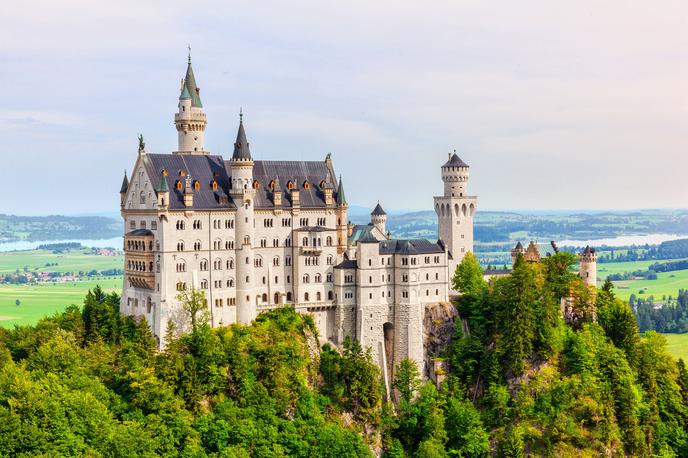 Grad Neuschwanstein | Grad Neuschwanstein blizu meje z Avstrijo je ena najbolj znanih turističnih znamenitosti Nemčije. | Foto Guliverimage