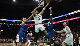 Tatum s trojko odločil derbi, prvi trojni dvojček Wembanyame #video