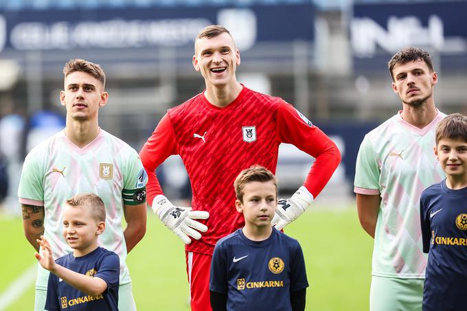 Obrambna vrsta, proti kateri je skrajno težko dosegati zadetke. Sestavljajo jo Marcel Ratnik, Matevž Vidovšek in Ahmet Muhamedbegović. | Foto: Aleš Fevžer