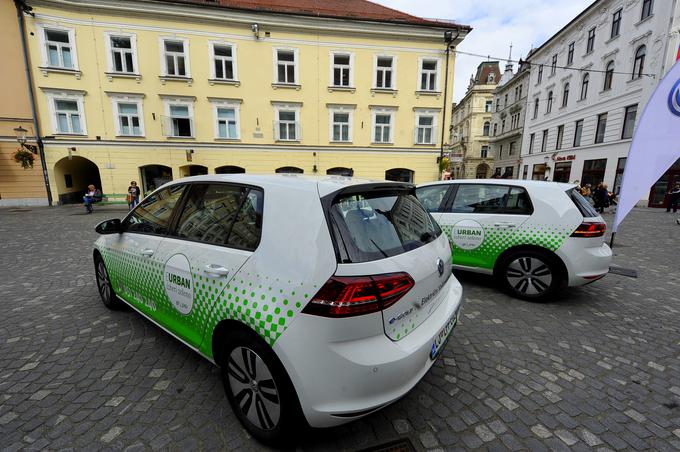 Generalni direktor podjetja Porsche Slovenija Danilo Ferjančič, ki je LPP-ju dobavilo 20 električnih volkswagnov e-golf, je izpostavil, da se avtomobilski svet spreminja. Da v ospredje ob rasti električnih vozil stopajo novi, naprednejši načini dojemanja lastništva in uporabe avtomobila, ki bodo spremenili tudi slovenske avtomobilske navade. Proces se ne bo zgodil preko noči, se po pa hitreje odvijal predvsem v mestih kot je Ljubljana. | Foto: Jure Gregorčič