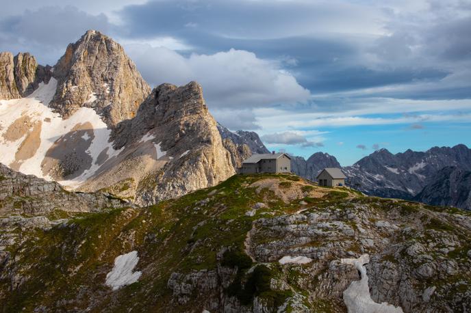 Pogačnikov dom na Kriških podih | Pogačnikov dom na Kriških podih ste ljubitelji gora tudi letos uvrstili med TOP 10 najbolj priljubljenih planinskih koč v Sloveniji.  | Foto Pogačnikov dom na Kriških podih