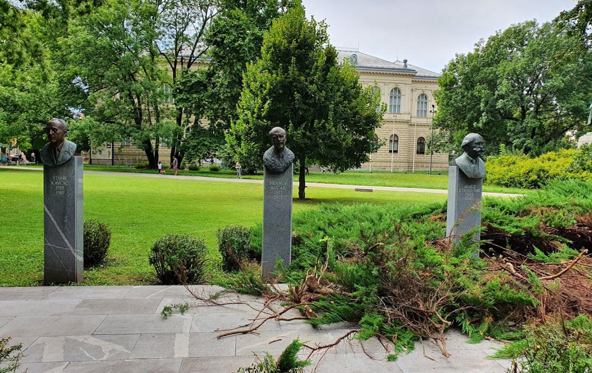 Janez Stanovnik, France Bučar, Stane Kavčič, kip | Kip Janeza Stanovnika je na desni, v sredini je kip Franceta Bučarja, na levi pa kip Staneta Kavčiča. | Foto Peter Jančič