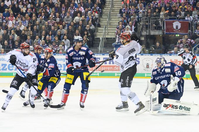 Rok Tičar (skrajno levo) je s Kolnom obstal v polfinalu elitne nemške lige. | Foto: Sportida