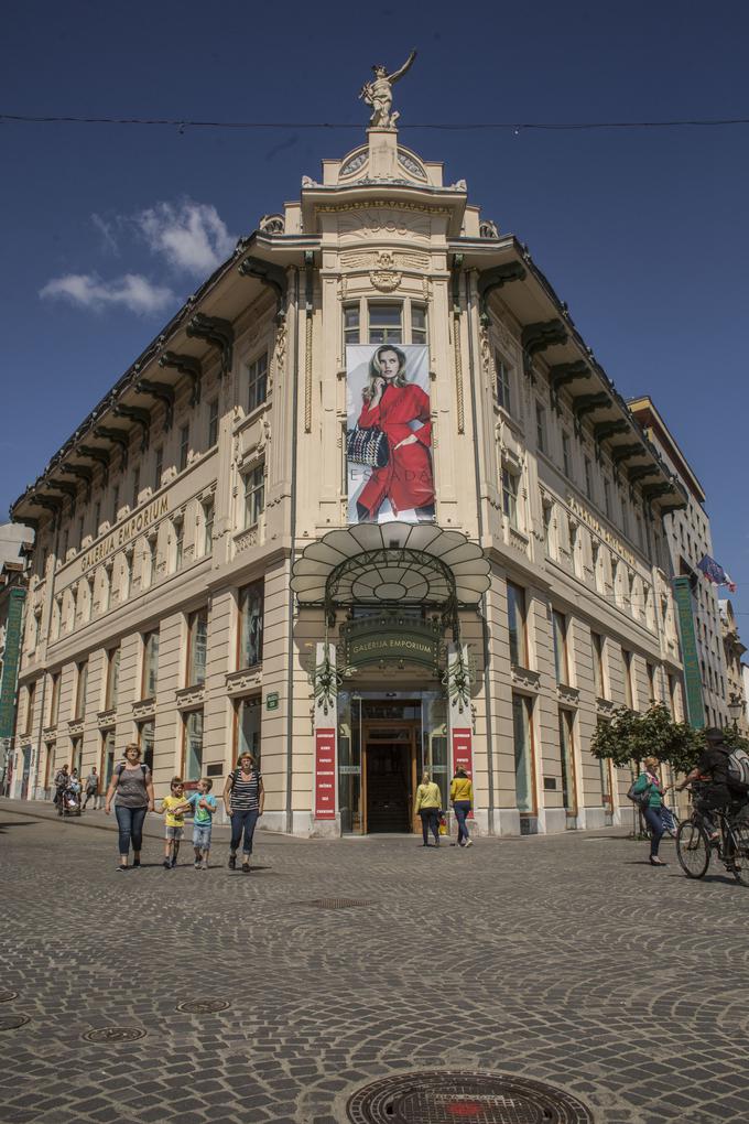 Z odprtjem sodobne modne hiše leta 2010 v Urbančevi hiši se v stavbi zgodovinskega arhitekturnega pomena nadaljuje njena komercialna dejavnost. Ljubljana se tako z Galerijo Emporium obrača k današnjim zahodnim mestom potrošnje.  | Foto: 