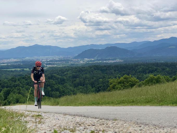 Maja 2020, med epidemijo covid-19, je v dobrih 11 urah s kolesom osvojila 8.848 metrov višinske razlike in v everestingu postala druga najhitrejša ženska na svetu. | Foto: Mitja Klavora