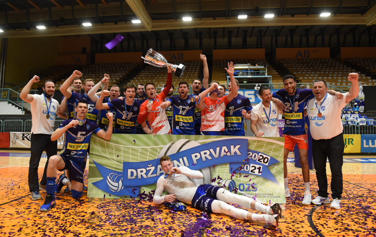 OK Merkur Maribor ACH Volley 5. tekma finala DP 2020/21 Rok Možič | Rok Možič (na tleh) je pred slabim tednom OK Merkur Maribor izdatno pomagal do tretjega naslova državnih odbojkarskih prvakov v samostojni Sloveniji, prvega po 28 letih. Mariborčani so končali vladavino ACH Volley, ki je na slovenskem prestolu vztrajal vse od leta 2004. | Foto Miloš Vujinović/Sportida