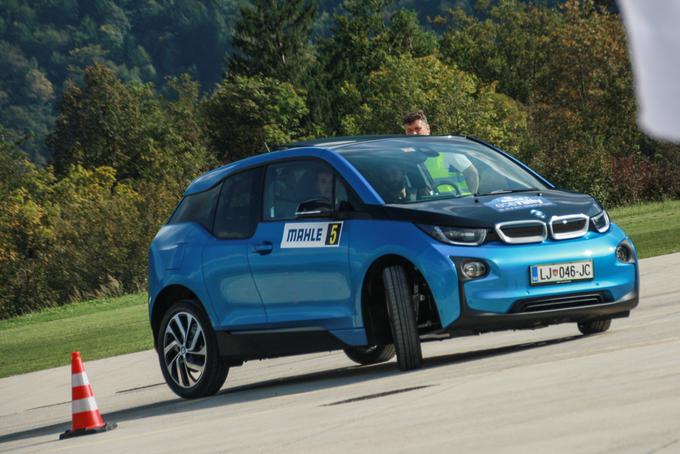 BMW je letos do konca avgusta v Sloveniji prodal 63 modelov i3. Testni modeli so na voljo v treh namenskih salonih za njihov električnin program. | Foto: Miloš Ferfolja