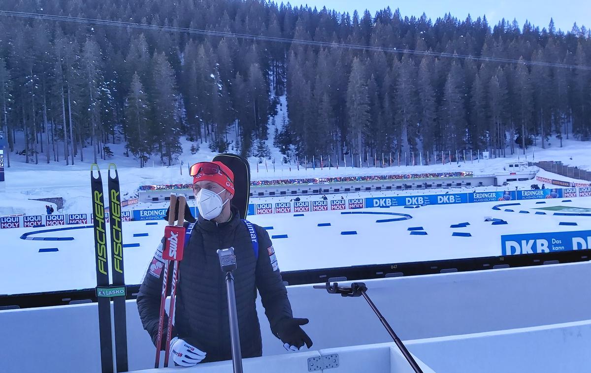 Jakov Fak - Pokljuka 2021 | Takole na Pokljuki potekajo pogovori med novinarji in športniki. Jakov Fak si želi danes s štafeto zasesti vsaj šesto mesto. | Foto Simon Kavčič