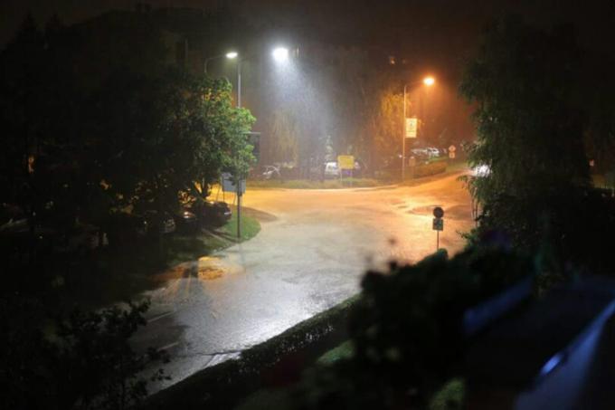 Poplavljena glavna cesta v Bistrici pri Tržiču. | Foto: 