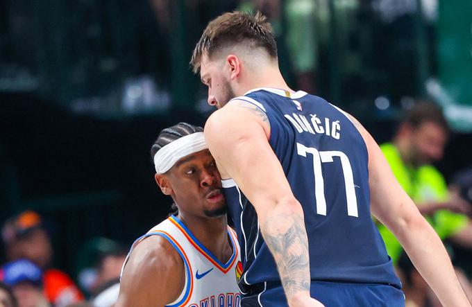  Shai Gilgeous-Alexander in Luka Dončić sta se borila za vsako žogo. | Foto: Reuters