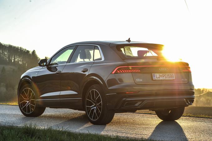 Q8 je kot kupejevski športni terenec zelo moderen avtomobil. Neposredni tekmeci so mercedes GLE coupe, BMW X7 in range rover evoque. | Foto: Gašper Pirman