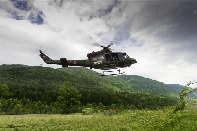 151. helikopterska eskadrilja ima bazo v vojašnici Jerneja Molana v Cerkljah ob Krki, med njenimi nalogami pa v Slovenski vojski navajajo pet ključnih iztočnic: zagotavljanje zračne podpore enotam Slovenske vojske, usposabljanje pilotov in tehničnega osebja, sodelovanje pri nalogah iskanja in reševanja, sodelovanje v sistemu zaščite, reševanja in pomoči, sodelovanje z zmogljivostmi enote na mednarodnih operacijah in misijah. Enota se je kot izredno požrtvovalna, pogumna in vztrajna izkazala tudi v posredovanju oziroma reševanju pri obsežnih poplavah v Srbiji. | Foto: 