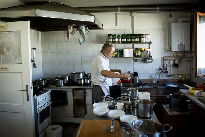 Huzjan si je od nekdaj želel delati v planinski koči. V Staničev dom je prišel lani in še ne namerava kmalu oditi. | Foto: Ana Kovač