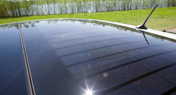 Primer solarnih celic na strehi hibridne toyote prius plugin | Foto: Panasonic