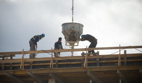 V Mariboru po padcu z lestve umrl 47-letni moški