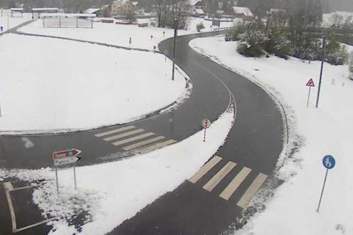 sneg ceste rateče korensko sedlo | V Ratečah so se prebudili v pravo zimsko jutro. | Foto DARS