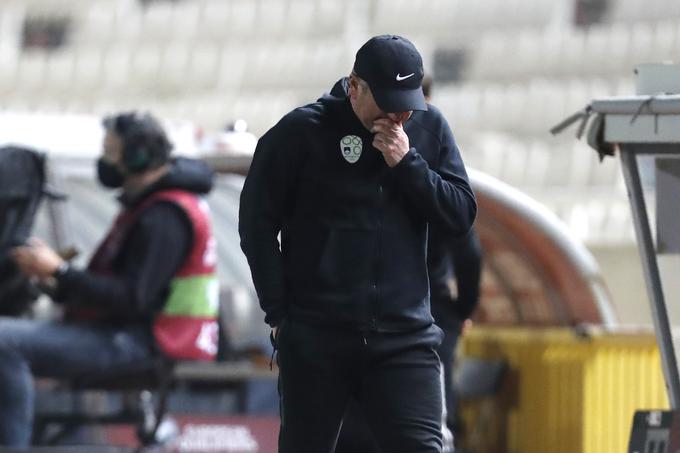 Matjaž Kek po porazu na Cipru (31. marca) ni skrival razočaranja, po dvoboju pa se je javno posul s pepelom. | Foto: Guliverimage/AP