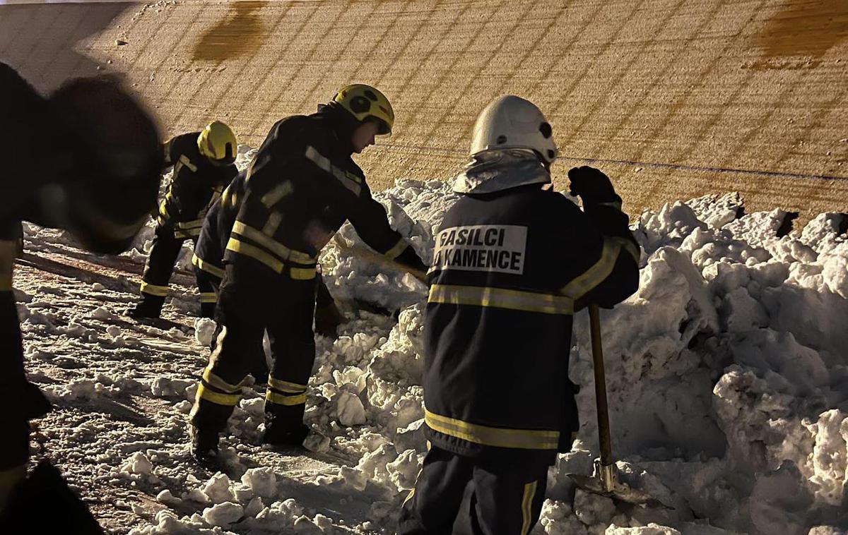 Velodrom sneg | Gasilci in prostovoljci so imeli ogromno dela, da so umaknili sneg s kolesarske steze in jo zaščitili. | Foto PGD Kamence