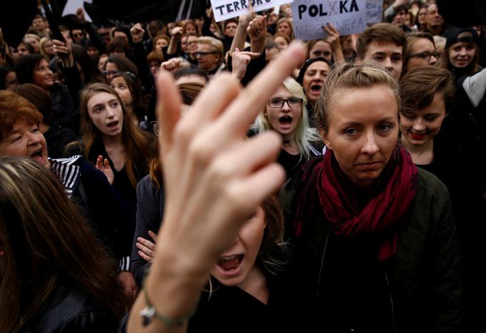 Gesta s sredincem je še posebej priljubljena na različnih protestih. | Foto: Reuters