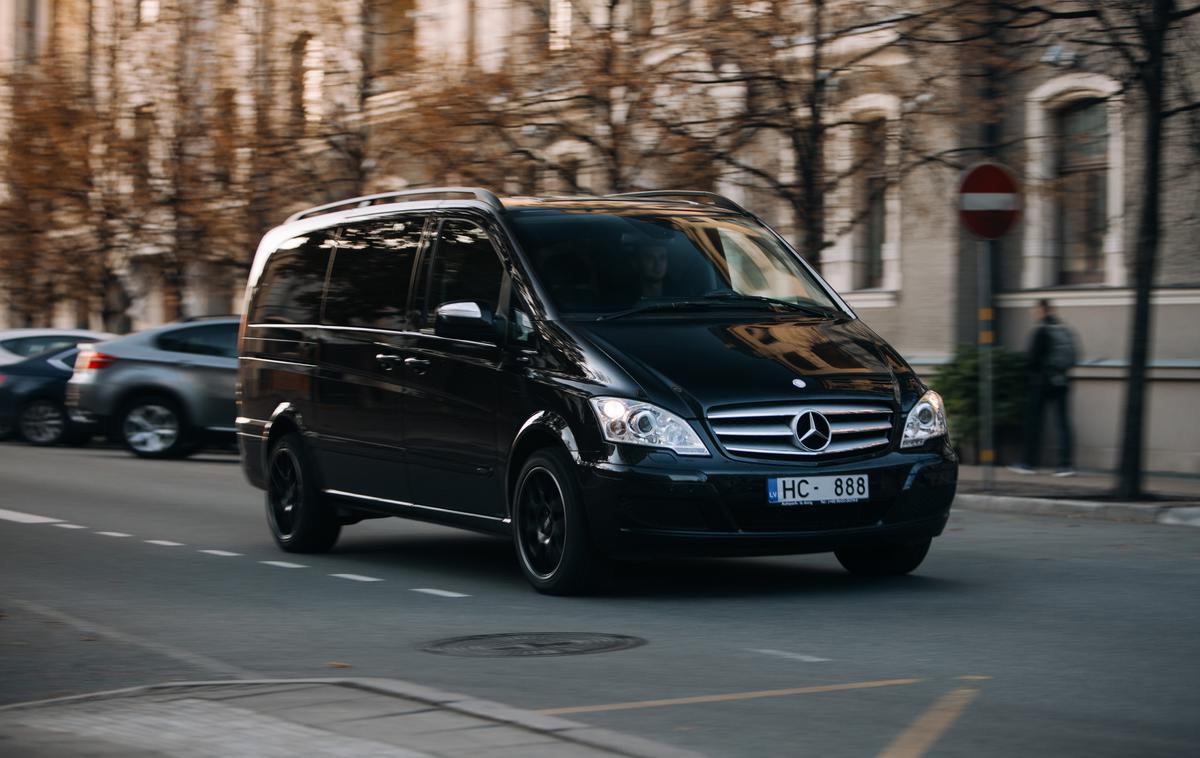 Črn kombi mercedes | Tolpa je iz kombija za prevoz gotovine odnesla tri milijone evrov in pobegnila. (Fotografija je simbolična.) | Foto Shutterstock