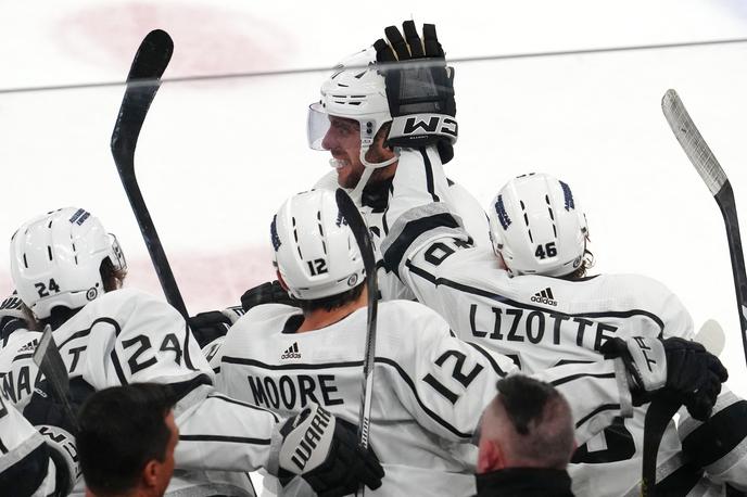 Los Angeles Kings, Anže Kopitar | Anže Kopitar je ob zmagi nad Vegasom zadel za končnih 4:1, kar je njegov 400. gol v rednem delu lige NHL. Postal je šele četrti kralj v zgodovini s toliko zadetki. | Foto Reuters