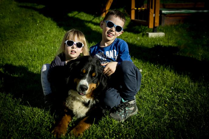 Alja in Miha Grat otroci slepi slabovidni očala | Foto Ana Kovač