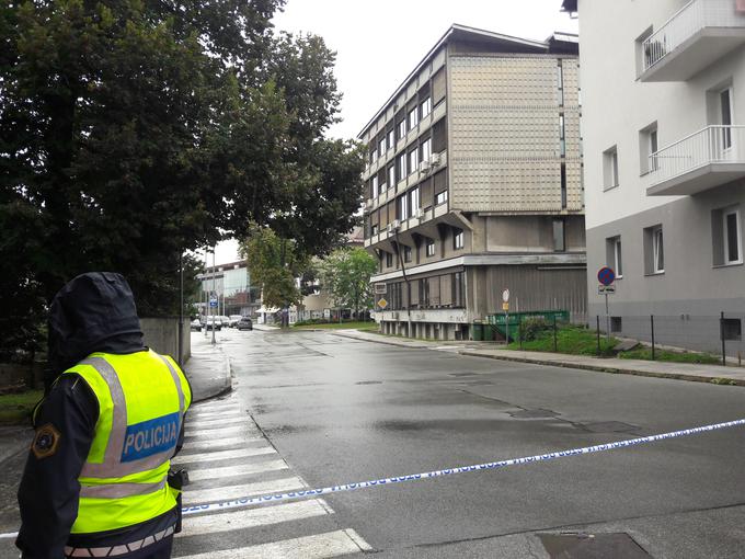 Potem ko se je moški predal policiji, preiskovalci v nahrbtniku niso odkrili nevarnih snovi. | Foto: STA ,