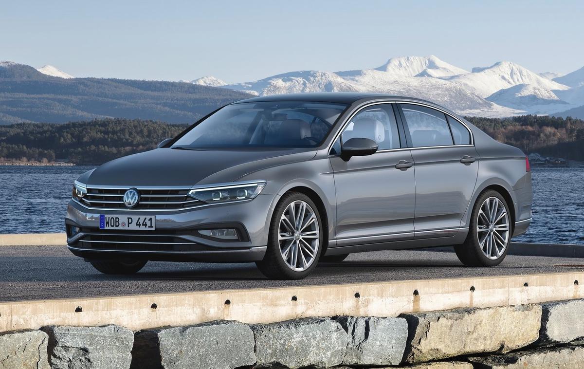 Volkswagen passat | To je prenovljeni volkswagen passat. Oblikovne spremembe so le malenkostne. Serijske so zdaj postale luči LED, prav tako ima po touaregu na voljo tudi matrični sistem žarometov LED. | Foto Volkswagen