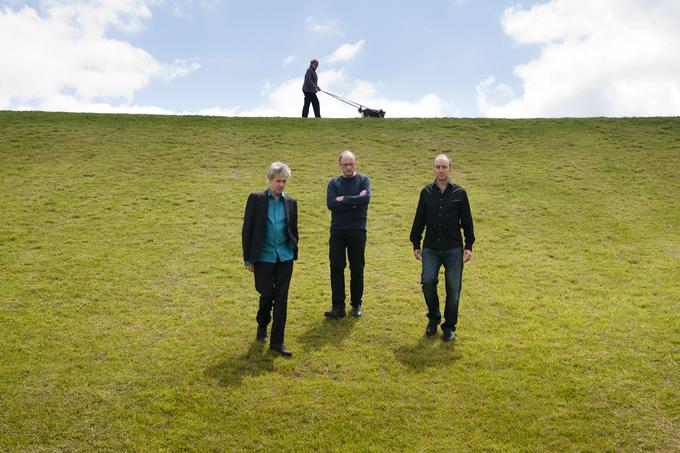 Ni jih malo, ki jim sive dni še vedno razvedri spomin na kakšnega od čudovitih zvočnih potovanj, na katera je Kino Šiško že popeljal vrhunski avstralski trio The Necks. | Foto: 