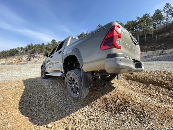 Terenske zmogljivosti hiluxa že do zdaj niso bile vprašljive, pri Toyoti pa so morali izboljšati moč motorja in vozne lastnosti na asfaltu. | Foto: Gregor Pavšič