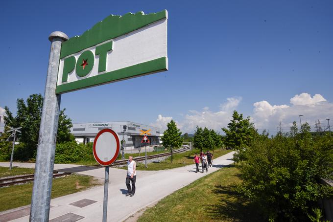 Številni se bodo udeležili tudi pohoda Pot ob žici, ob 12. uri pa se bodo v spomin na 75. obletnico postavitve žice okrog okupirane Ljubljane vsi udeleženci v znak prijateljstva, sodelovanja in ljubezni do mesta ob pisku sirene prijeli za roke in z živim obročem obdali Ljubljano. | Foto: STA ,