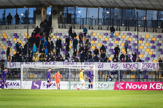 Navijači so nogometašem, ki so v jesenskem delu za nekatere zmage dobili bogate premije, namenili posebno sporočilo. | Foto: Blaž Weindorfer/Sportida