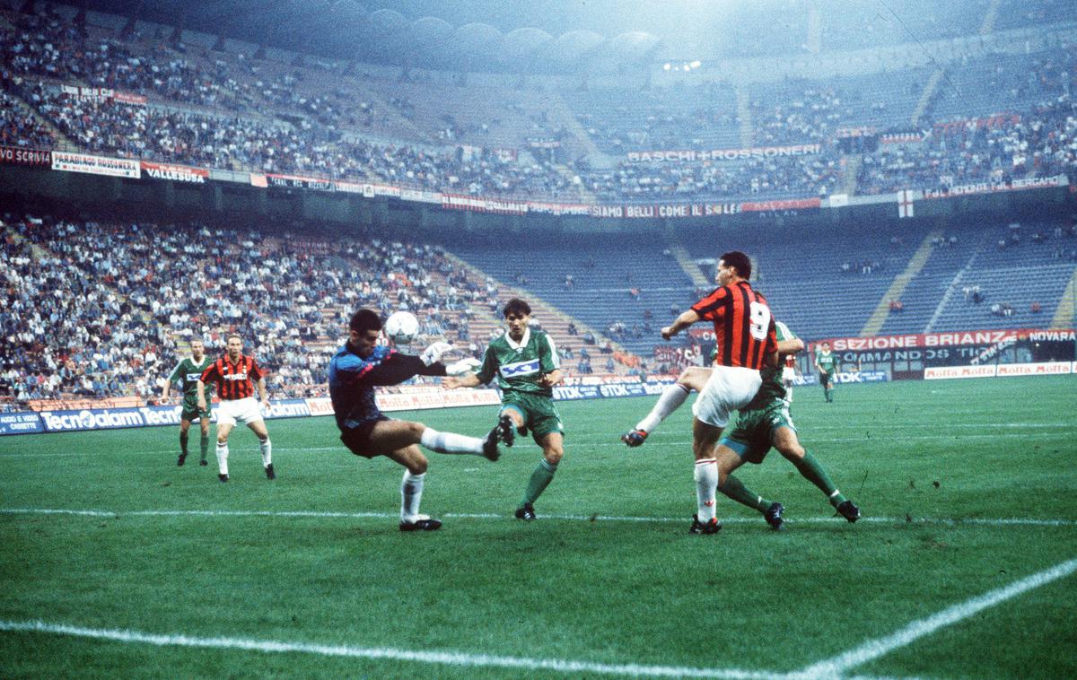 Milan Olimpija 1992 | Olimpija se je pred 31 leti merila s slovitim Milanom na San Siru, pri katerem je blestel nizozemski zvezdnik Marco van Basten, v četrtek pa se bo pomerila s senzacijo leta na Ferskih otokih, ki imajo zgolj 50 tisoč prebivalcev. | Foto Guliverimage