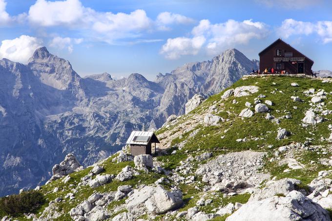 Zasavska koča leži na vzpetini nad prevalom Prehodavci, ki ponuja veličasten razgled. | Foto: Jošt Gantar (www.slovenia.info)