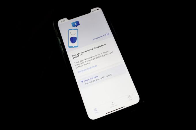 V Singapurju so epidemijo koronavirusa uspešno zajezili tudi s pomočjo tovrstne aplikacije.  | Foto: Reuters