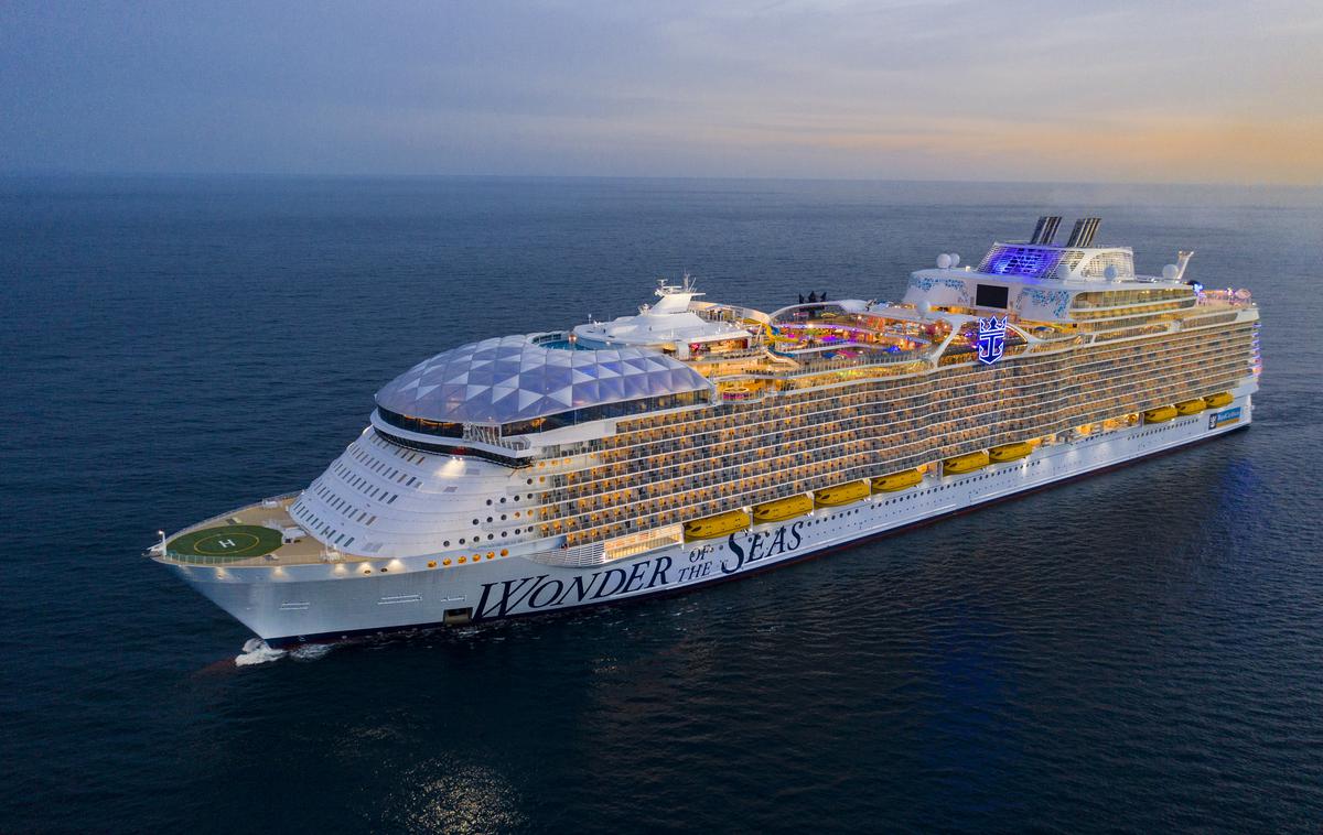 Wonder of the Seas križarka ladja | Za primerjavo, ladja je 30 metrov daljša od najdaljše vojaške ladje vseh časov – ameriških letalonosilk razreda Nimitz. | Foto Royal Caribbean