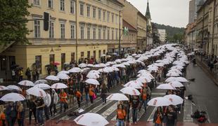 Na prodaj je blagovna znamka Maturantska parada