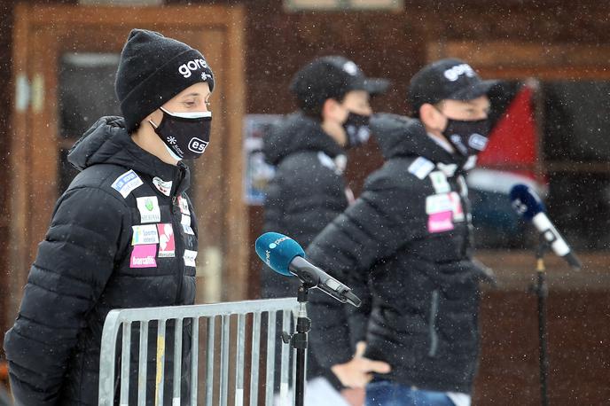 Peter Prevc | Slovenski skakalci v pričakovanju današnjega treninga in kvalifikacij. | Foto Bobo